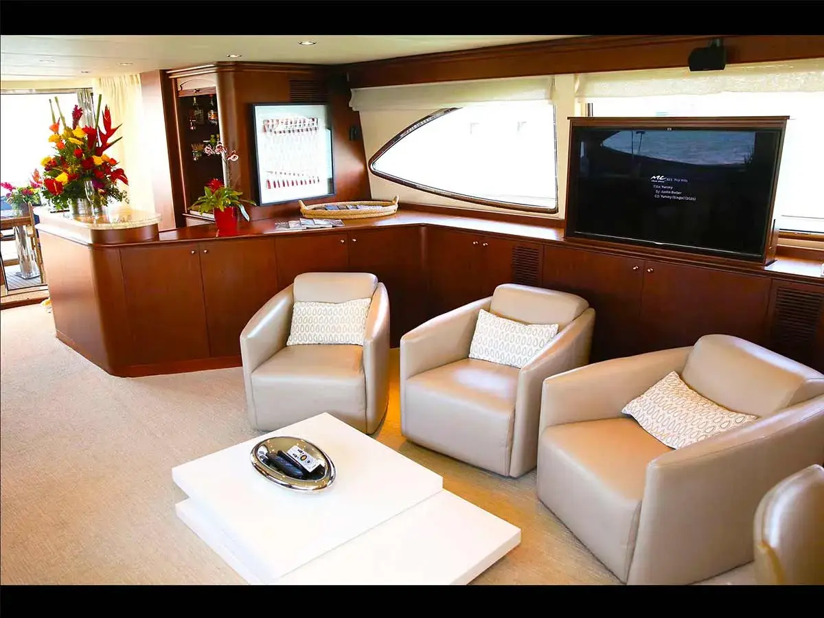 100' Azimut photo 12