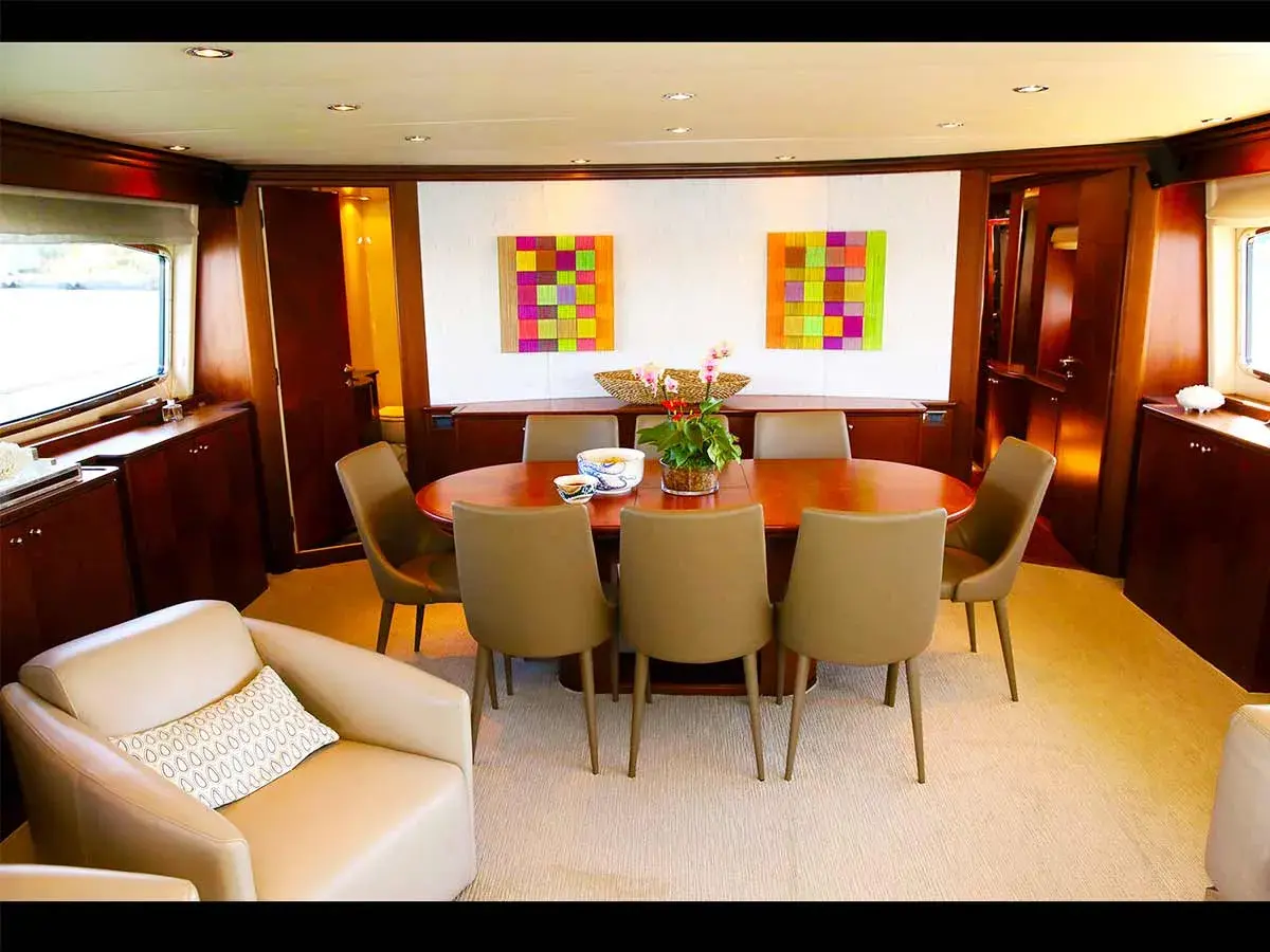 100' Azimut photo 15