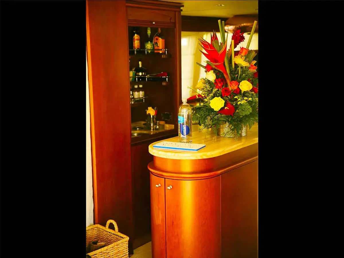 100' Azimut photo 16