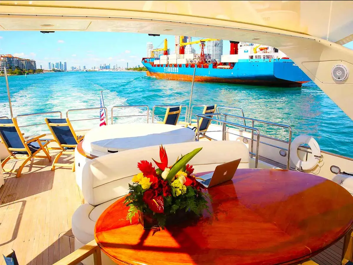 100' Azimut photo 25