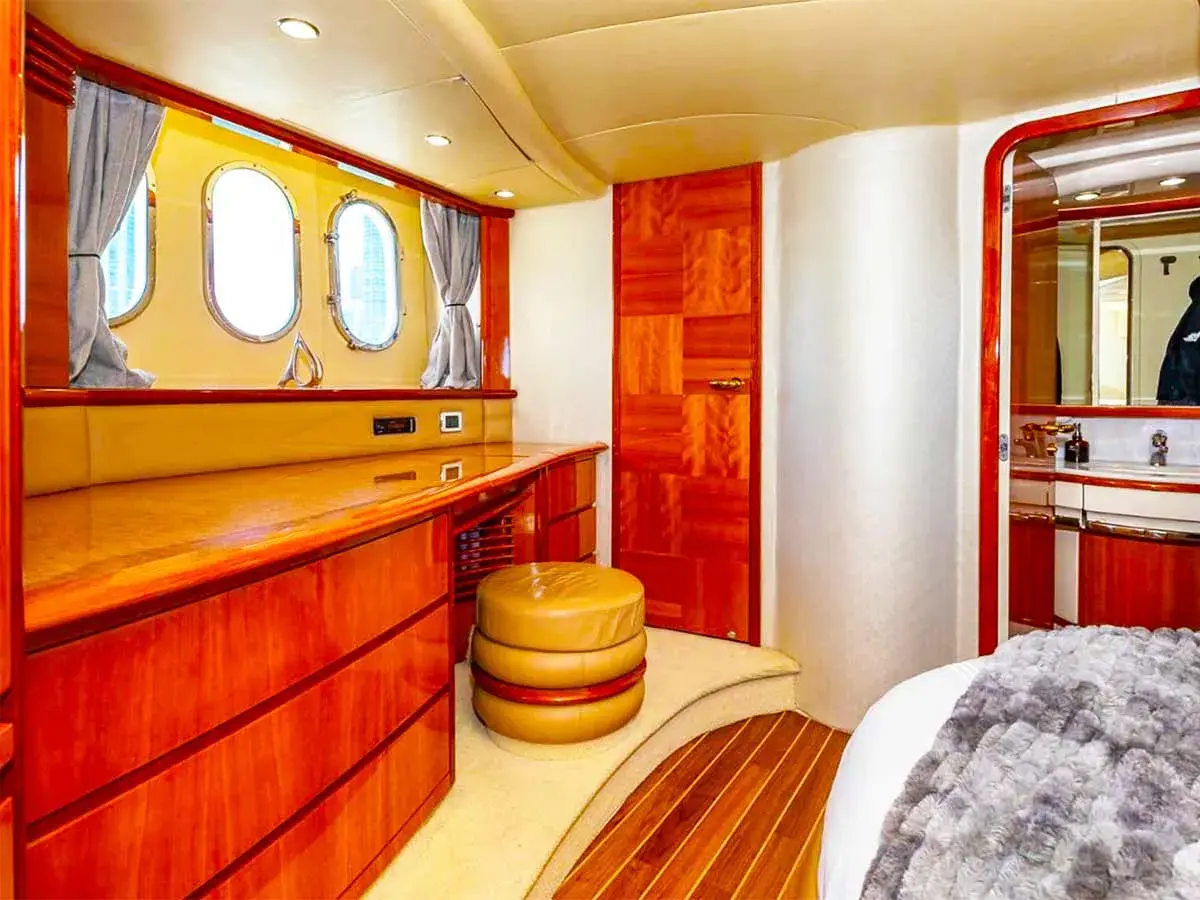 62' Azimut photo 3