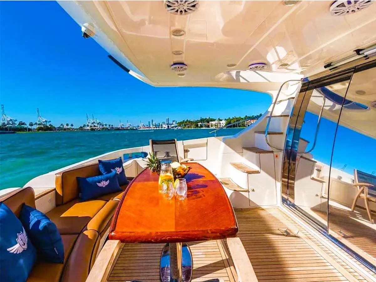 62' Azimut photo 4