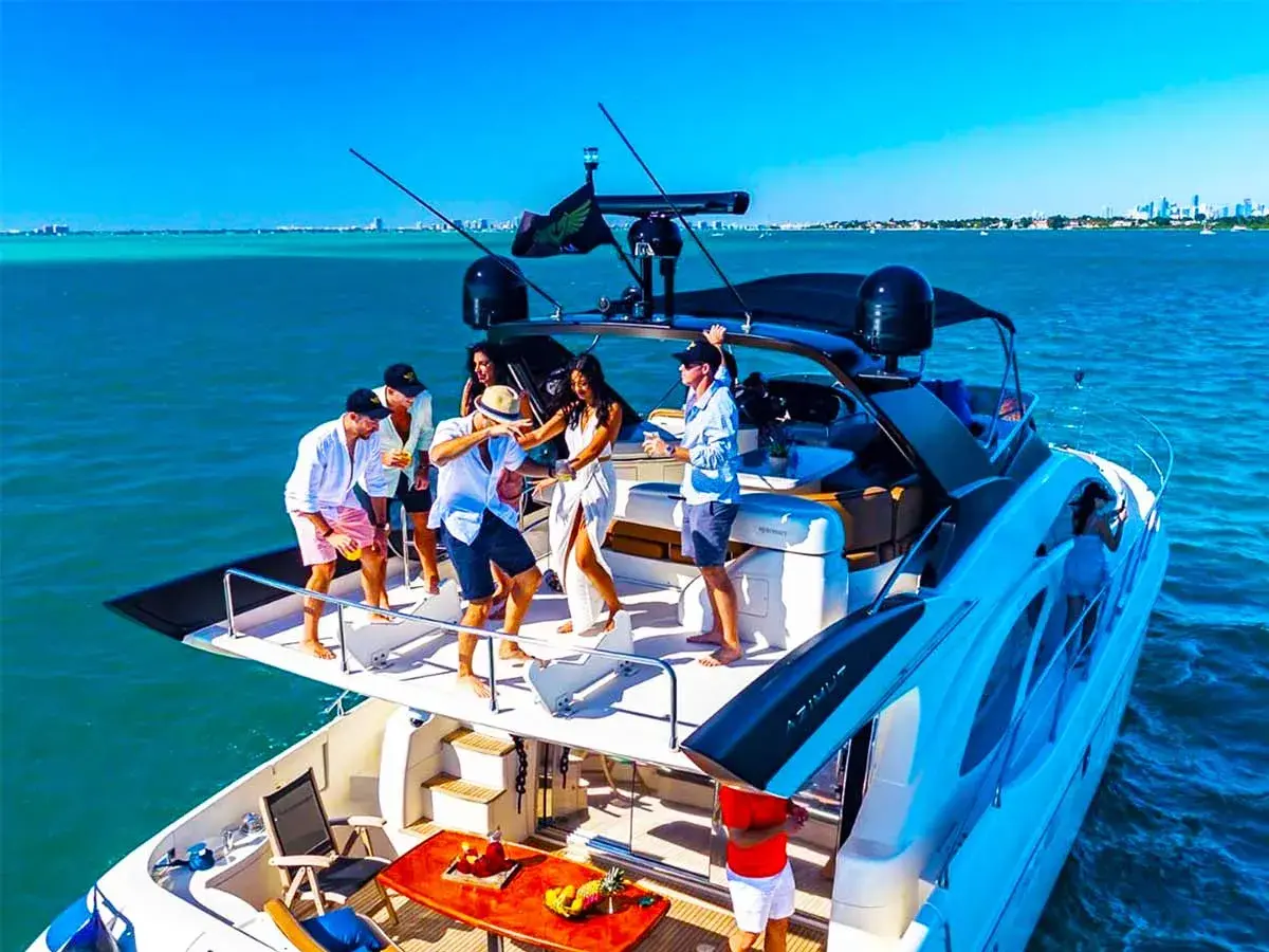 62' Azimut photo 18