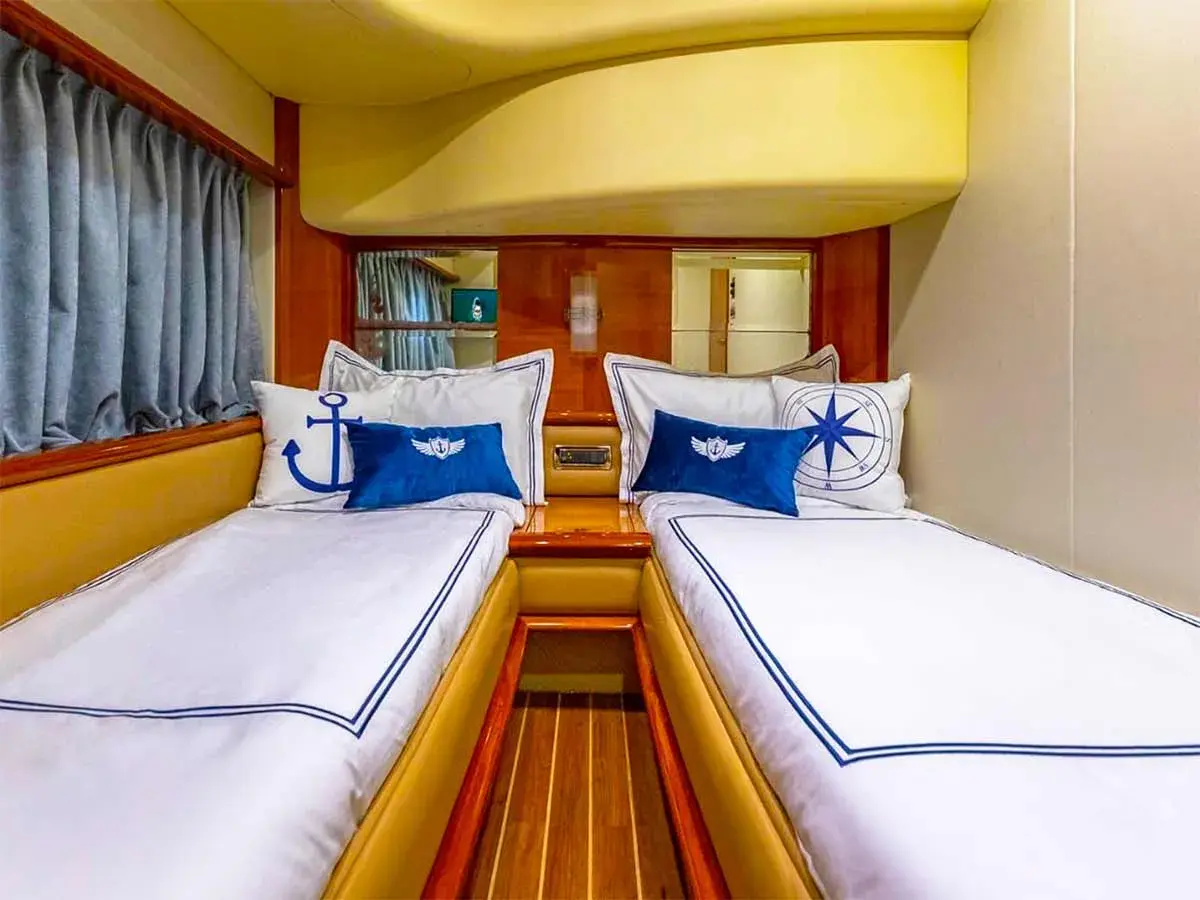 62' Azimut photo 25