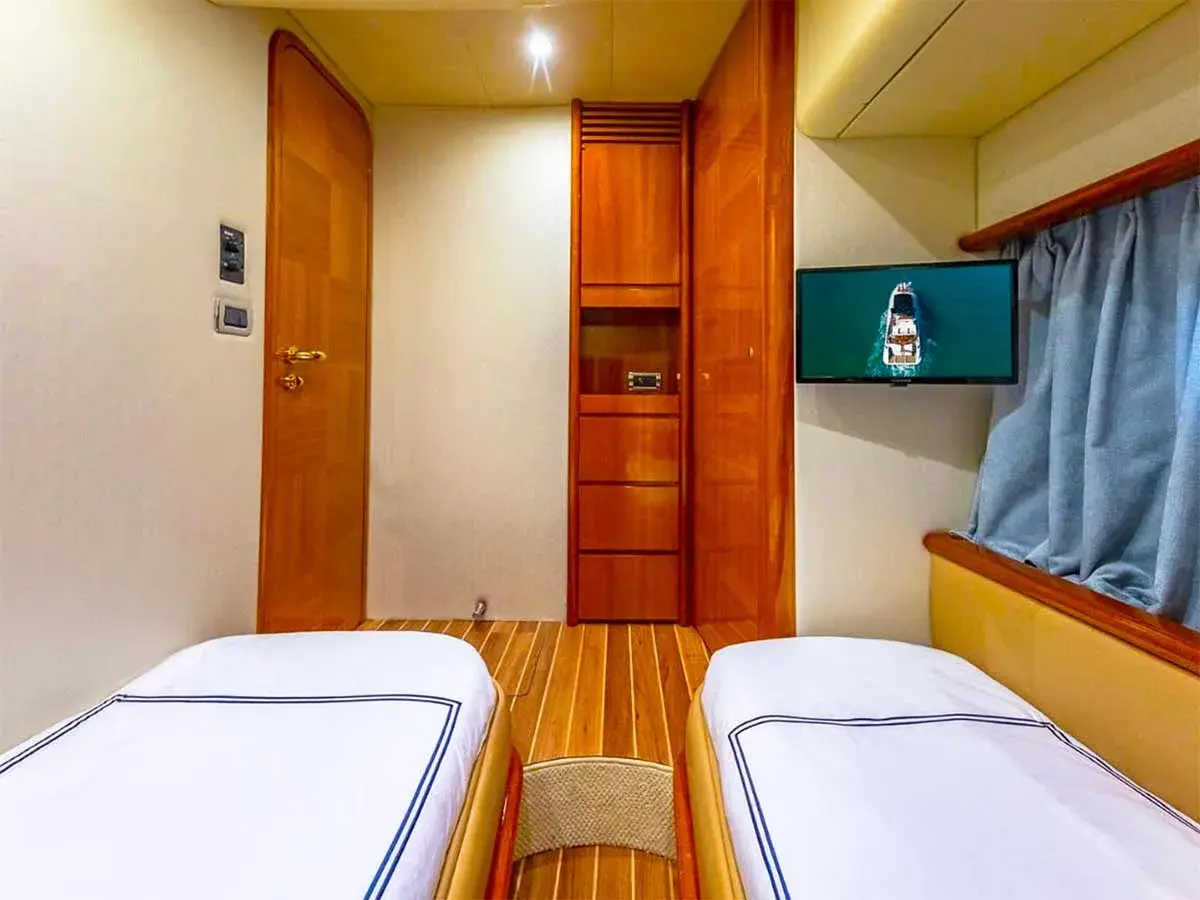 62' Azimut photo 26