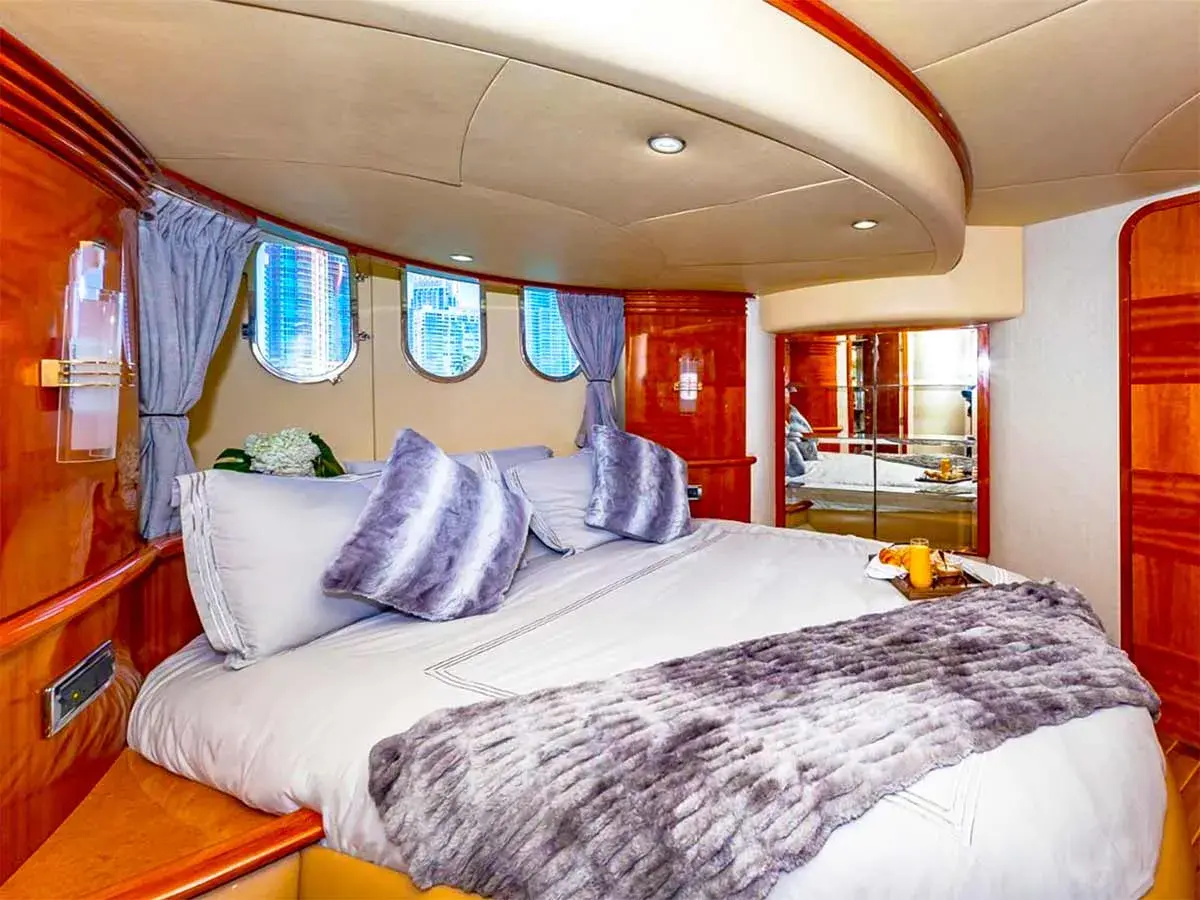 62' Azimut photo 28