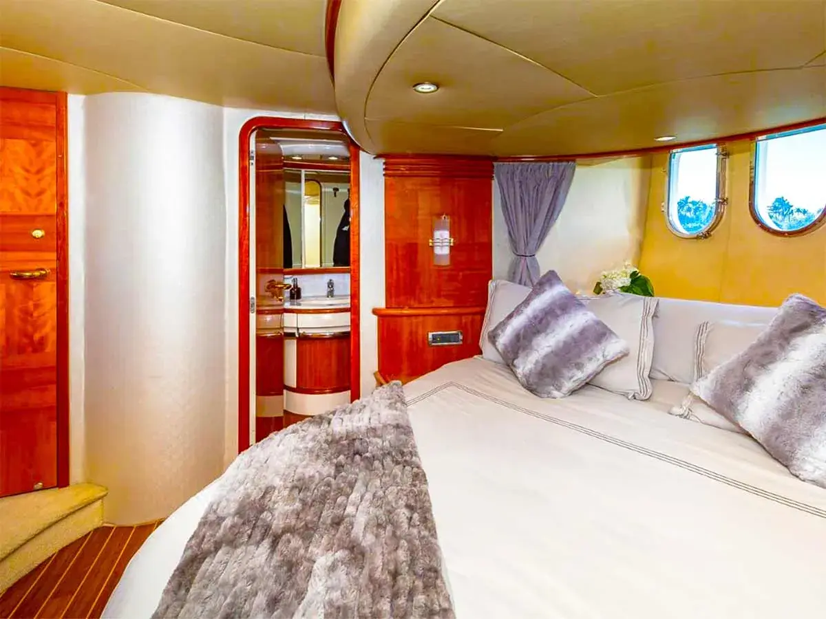 62' Azimut photo 29